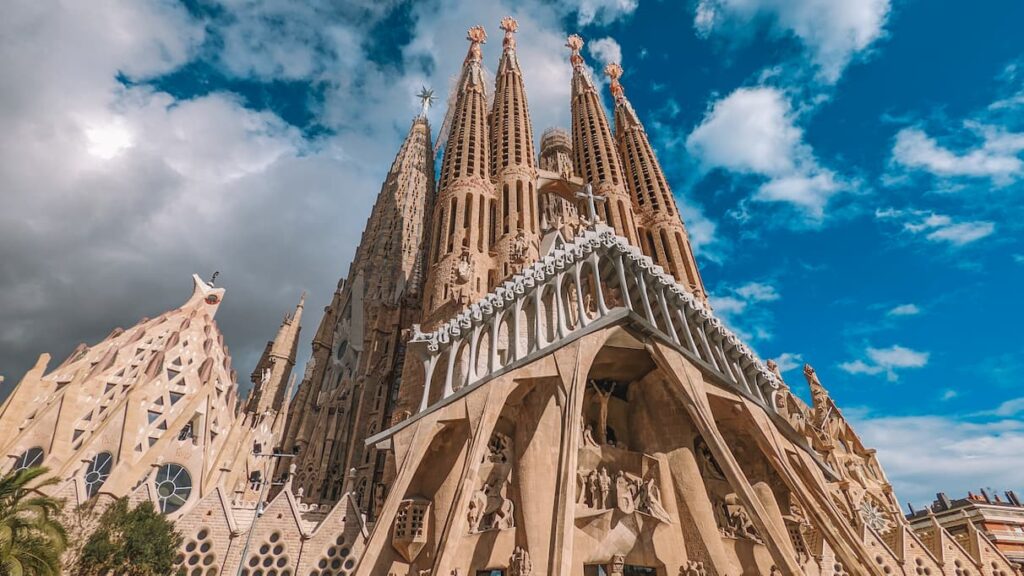 Vista exterior de la Sagrada Familia de Antoni Gaudí para ver en tu visita a Barcelona Vista exterior de la Sagrada Familia
